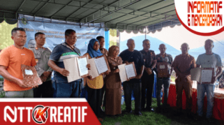 Dinas Perikanan Kabupaten Flores Timur menyerahkan sejumlah bantuan untuk para Nelayan. (Dok Elton)