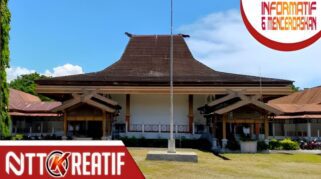 Tiang bendera di halaman kantor DPRD Kabupaten Sikka terlihat tanpa kibaran Sang Saka Merah Putih saat sidang Paripurna II masa sidang II tengah berlangsung (nttkreatif/Mardat)