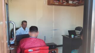 Salah satu guru di SBD, Remigius Kana Laka saat memberikan klarifikasi kepada unit Tipikor Polres SBD. (nttkreatif.com/Ballack)