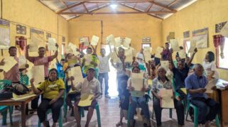 Warga Desa Tenawahang, Kecamatan Titehena, Flotim, NTT, resmi mendapatkan 270 sertifikat hak atas tanah elektronik melalui program PTSL.(NTTkreatif.com/Ell).