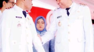 Bupati Flotim, Anton Doni Dihen dan Wakil Bupati Flotim, Ignas Boli Uran saat perayaan HUT RI. (Facebook.com/@Prokompim Flores Timur)