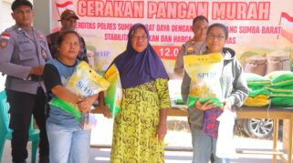 Warga kota Tambolaka, SBD usai mendapatkan beras murah dari program Gerakan Pangan Murah yang digelar Polres SBD. (Humas Polres SBD)