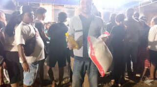 Salah satu warga Kabupaten Sikka gembira bawa pulang hadiah di pasar malam. (nttkreatif.com/Mardat)
