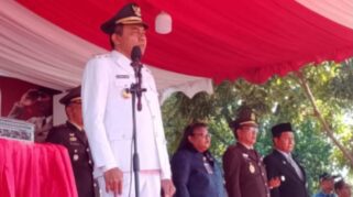 Pimpin Apel HUT RI, Bupati Flores Timur, Anton Doni Dihen minta perkuat persatuan untuk bangun Lewotana. (nttkreatif.com/Purab)