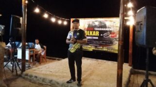 Ketua DPD II Partai Golkar Flores Timur, Yosep Sani Betan membuka turnamen offline e-Sport Mobile Legends. (NTTKreatif.com/Ell)