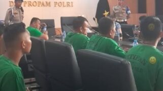 7 terduga pelaku saat diperiksa Propam Polri buntut kematian driver ojol.(instagram.com/@divisipropampolri)