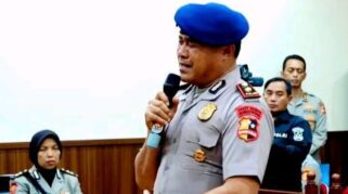 Sambil terisak, Kompol Cosmas Kaju Gae sebut hanya jalankan tugas usai dapat hukuman PTDH. (Youtube.com/Kompas TV)