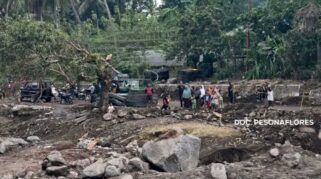 Pencarian tiga korban banjir bandang di Mauponggo terus dilakukan. (Facebook.com/Pesona Flores)