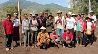 Bupati Flotim, Anton Doni Dihen saat melakukan penanaman perdana jagung di Desa Nuhalolon, Kecamatan Solor Barat. (nttkreatif.com/Ballack)