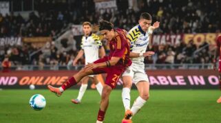 Pemain AS Roma, Paulo Dybala kala berduel dengan pemain Parma. Di laga itu Roma menang 2-1. (Facebook.com/@AS Roma)