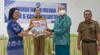 Bupati SBD, Ratu Wulla Talu bersama Ketua TP PKK SBD, Markus Dairo Talu di kegiatan Bimtek Paud. (Facebook.com/@Prokompi SBD)