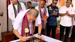 Gubernur NTT, Melki Laka Lena saat menandatangi prasasti tanda RSP Solor diresmikan. (Facebook.com/@Melki Laka Lena)