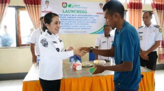 Bupati SBD, Ratu Wulla Talu saat menyerahkan BPJS Ketenagakerjaan kepada masyarakat di Kecamatan Kodi Bangedo. (Prokompi Sumba Barat Daya)