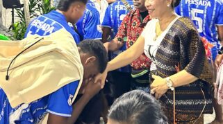 Bupati SBD, Ratu Wulla Talu saat berkunjung dan bertemu para pemain Persada SBD. (nttkreatif.com/Ballack)