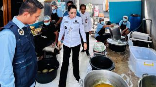 Bupati SBD, Ratu Wulla Talu saat melakukan sidak di salah satu dapur MBG. (nttkreatif.com/Ballack)