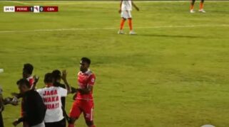 Pemain Perse Ende, Zainal merayakan golnya ke gawang CBN. Skor sementara 1-1. (Youtube,com/@Milenial Spirit)