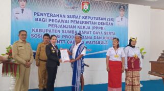 Bupati SBD, Ratu Ngadu Bonnu Wulla mengingatkan para ASN untuk bisa menjaga kedisiplinan. (nttkreatif.com/Gusti Ate)