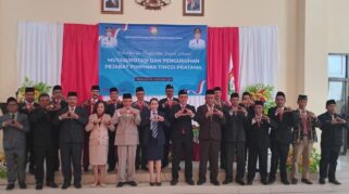 Bupati SBD, Ratu Wulla Talu beri pujian kepada Kadis Kesehatan dan Setwan DPRD SBD. (nttkreatif.com/Ballack)