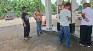 Pihak Polres SBD melalui Unit Tipidter melakukan pengawasan di SPBU. (Dokumen Humas Polres SBD)