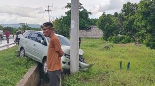 Salah satu kendaraan milik warga SBD terlibat kecelakaan hingga menabrak tiang listrik. (nttkreatif.com/Ballack)