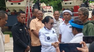 Bupati SBD, Ratu Wulla Talu saat menyerahkan handtraktor kepada salah satu kelompok tani. (nttkreatif.com/Ballack)