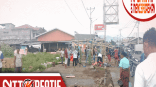 Para pedagang di Pasar Geliting mulai membongkar lapak mereka demi mendukung program Koperasi Desa. (nttkreatif.com/Mardat)