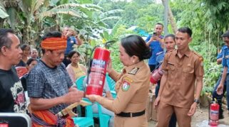 Bupati SBD, Ratu Wulla Talu menyerahkan bantuan APAR kepada warga penerima di Kelurahan Weetabula. (nttkreatif.com/Ballack)