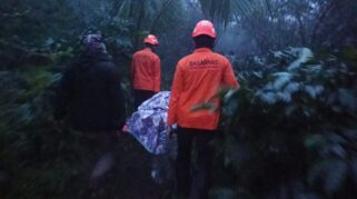 Tim SAR saat mengevakuasi lansia 75 tahun asal Flotim yang menghilang. (nttkreatif.com/Mardat)