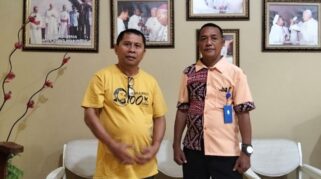 Plt Kepala Bidang Pengelolaan Arsip pada Dinas Kearsipan dan Perpustakaan Sikka, Stadio bersama imam Seminari Tinggi Ritapiret. (nttkreatif.com/Mardat)