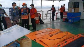 Tim SAR gabungan kembali menemukan jenazah korban tenggelamnya kapal wisata KLM Putri Sakinah di Labuan Bajo. (dokumen Basarnas Maumere)