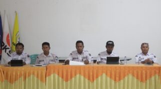 KPU Sikka melakukan patroli di media sosia. (nttkreatif.com/Mardat)