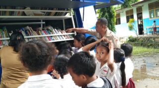 Disarpus Sikka terus bergerak. Kali ini menyasar ke anak sekolah di pedalaman. (nttkreatif.com/Mardat)