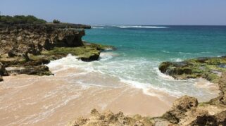 Pantai Pero menjadi salah satu pantai di Sumba Barat Daya yang diminati para wisatawan. (foto: tripvisor)