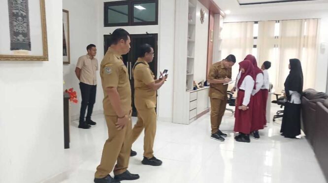 Bupati Sikka saat menerima siswa/siswi dalam wisata Literasi. (nttkreatif.com/Mardat)