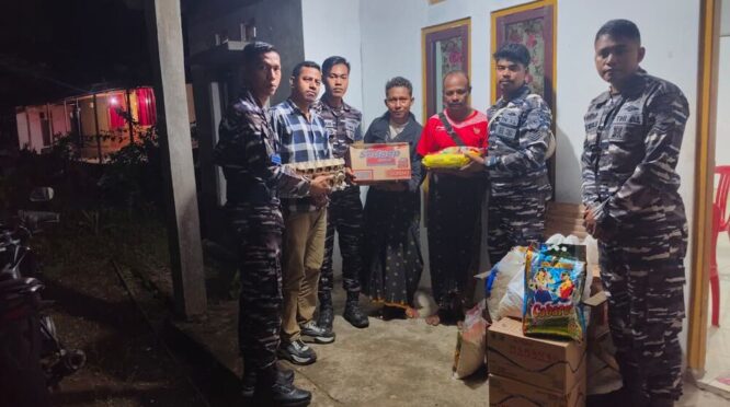 Lanal Maumere beri bantuan sembako kepada keluarga YBR di Ngada.(nttkreatif.com/Mardat)