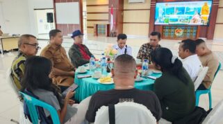 Bupati Sikka bersama insan pers saat coffe morning. (nttkreatif.com/Mardat)