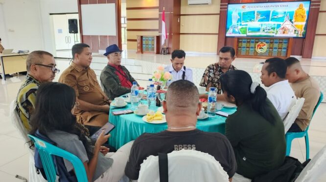 Bupati Sikka bersama insan pers saat coffe morning. (nttkreatif.com/Mardat)