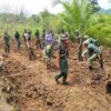Akses Jalan Desa Werang mulai dikerjakan oleh TNI dan masyarakat dalam TMMD. (nttkreatif.com/Mardat)