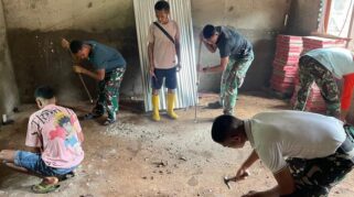 Satgas TMMD Kodim 1603/Sikka saat mengerjakan lantai di salah satu Paud di Maumere. (nttkreatif.com/Mardat)