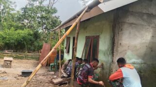 Satgas TMMD Kodim 1603/Maumere saat memperbaiki PAUD. (nttkreatif.com/Mardat)