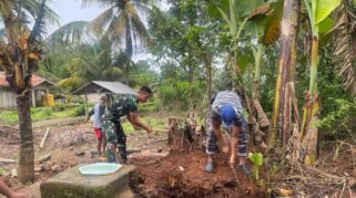 Satgat TMMD Kodim 1603/Sikka saat membangun MCK. (nttkreatif.com/Mardat)
