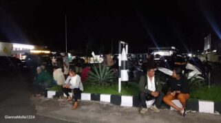 Keluarga korban STN datangi Polres Sikka tanyakan soal terduga pelaku yang kabur. (nttkreatif.com/Mardat)