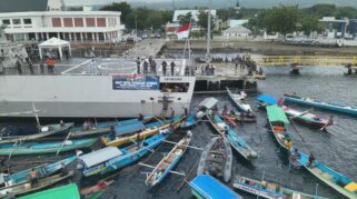 TNI AL bantu sembako kepada warga nelayan di Sikka. (nttkreatif.com/Mardat)