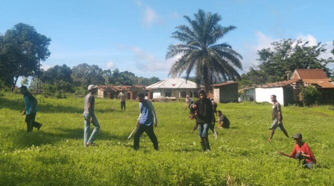 Kodim 1603/Sikka gelar Pra TMMD dengan kerja bakti. (nttkreatif.com/mardat)