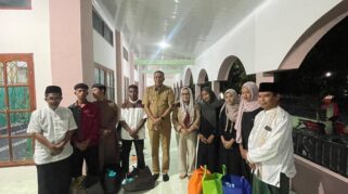 Istri Wakil Bupati Sikka bukber bersama anak panti dan sempat menberikan bantuan sembako kepada warga yang kurang mampu.(nttkreatif.com/Mardat)