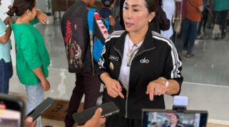 Bupati SBD, Ratu Wulla Talu membenarkan adanya dugaan korupsi yang dilakukan oknum bendahara.(nttkreatif.com/Ballack)