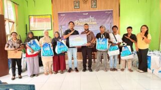 Pelindo Regional 3 Maumere serahkan 400 paket sembako gratis. (nttkreatif.com/Mardat)