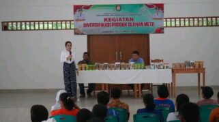 Bupati SBD, Ratu Wulla Talu mendorong inovasi dalam Diversifikasi Produk Olahan Mete.(Facebook.com/@Kominfo Sumba Barat Daya)