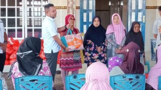 BNI Cabang Maumere beri bantuan kepada para janda dan lansia. (nttkreatif.com/Mardat)