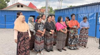 PKL di pelabuhan Maumere protes atas kehadiran pedagang asongan. (nttkreatif.com/Mardat)